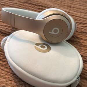 Beats by Dr Dre headset